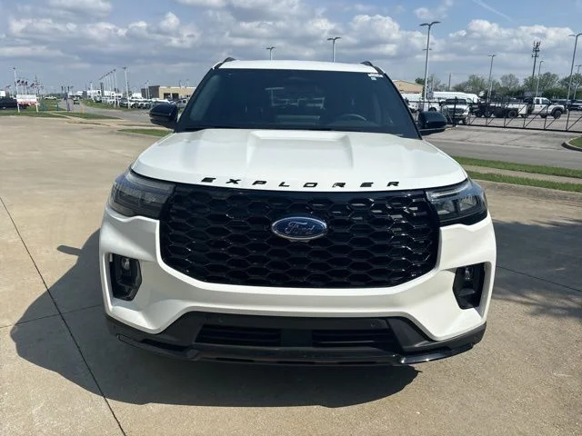 New 2026 Star White Metallic Tri-Coat Ford ST-Line image 4