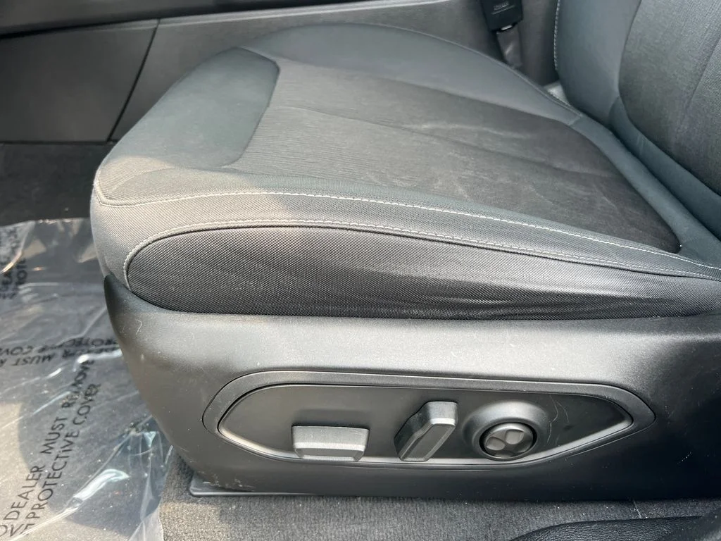 Used 2022 White Jeep Laredo image 11
