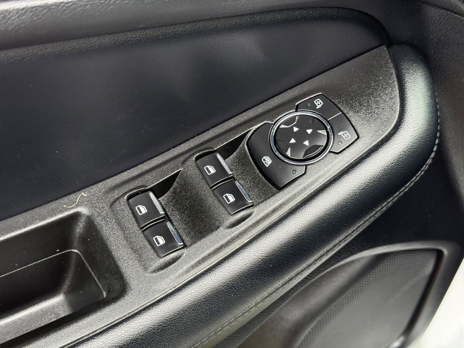 Used 2022 Oxford White Ford SEL image 18