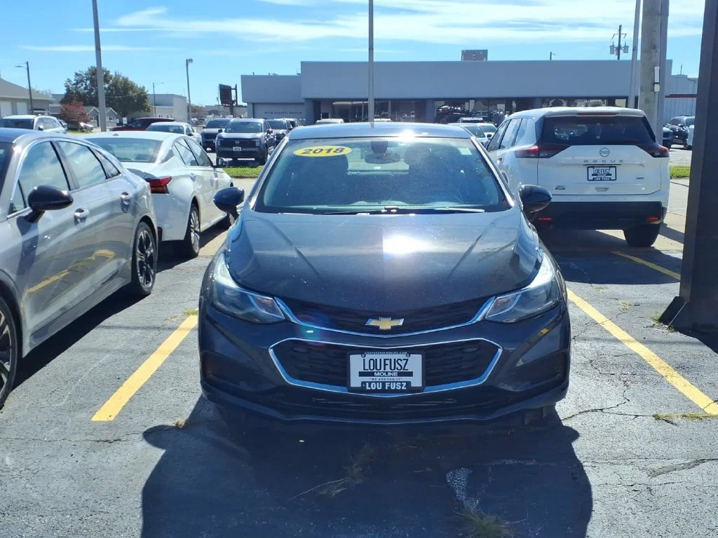 Used 2018 Chevrolet Cruze LT with VIN 1G1BE5SM7J7201015 for sale in Moline, IL