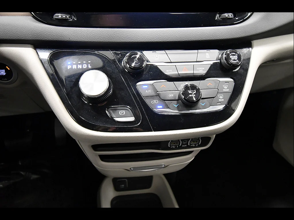 2024 Chrysler Voyager LX - Photo 25