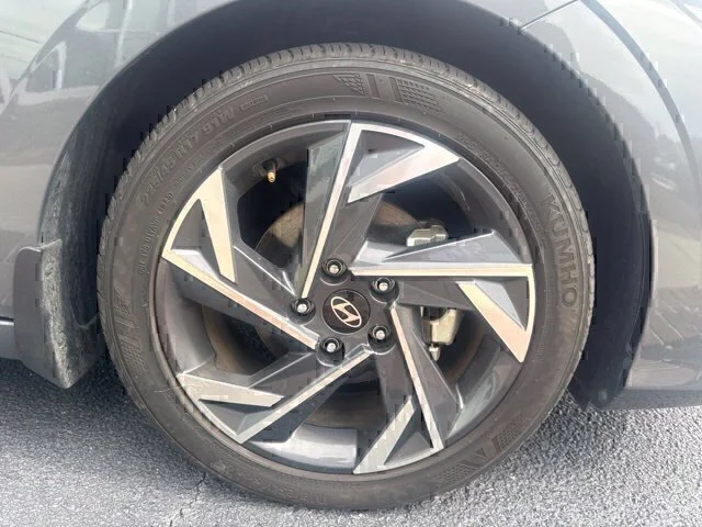Used 2025 Gray Hyundai SEL Sport image 4