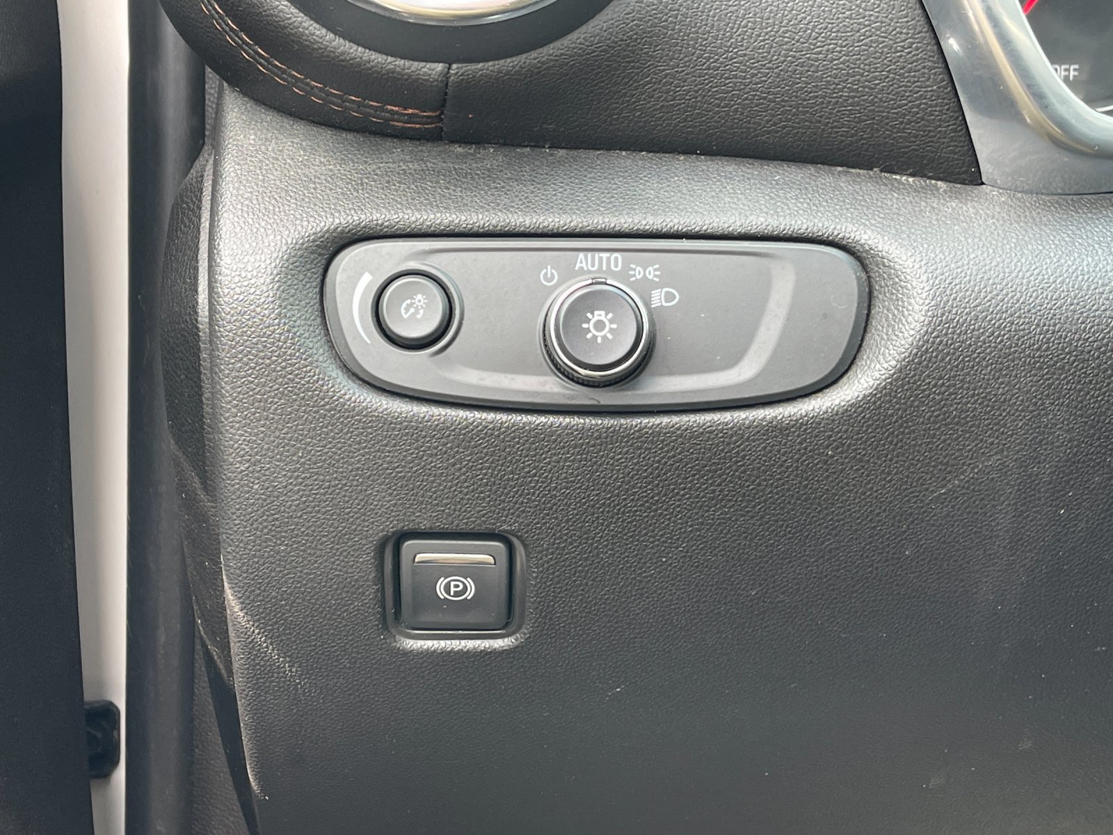 Used 2021 IRIDESCENT PEARL TRICOAT Chevrolet Premier image 32