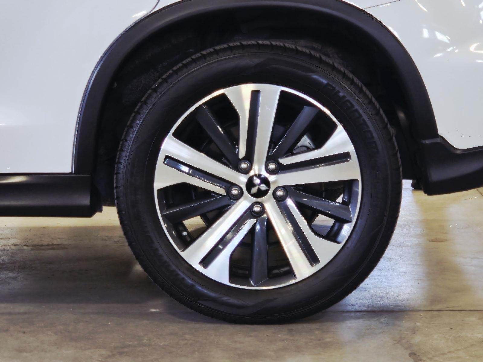 Used 2024 White Diamond Mitsubishi ES image 10