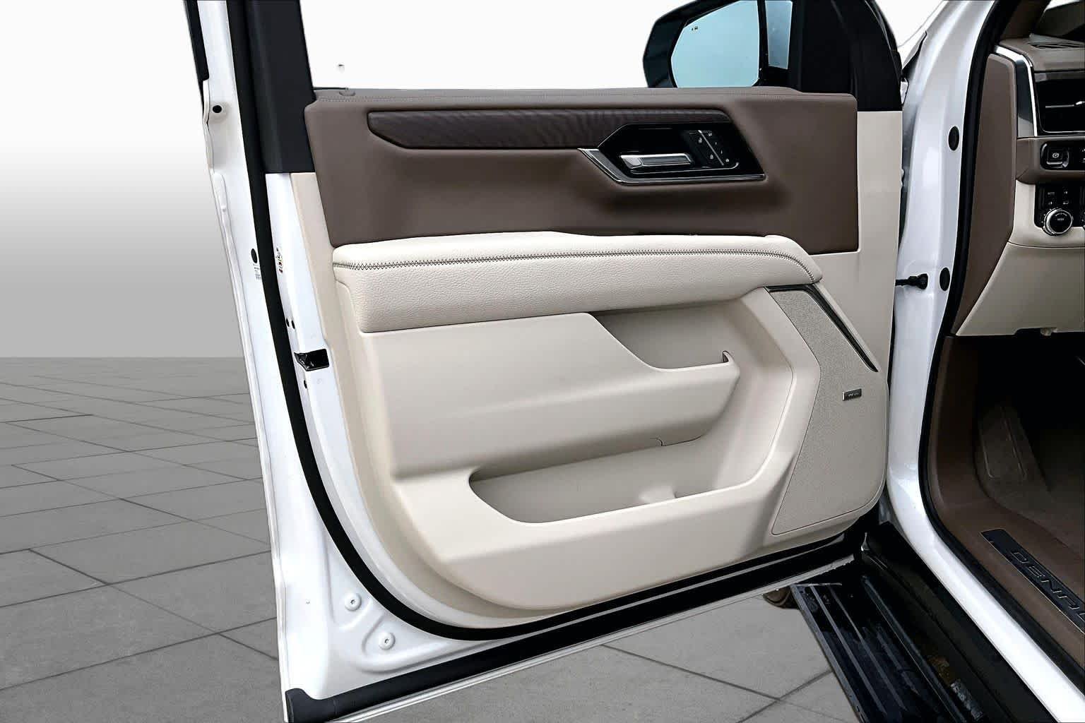 Used 2025 White Frost Tricoat GMC Denali image 22