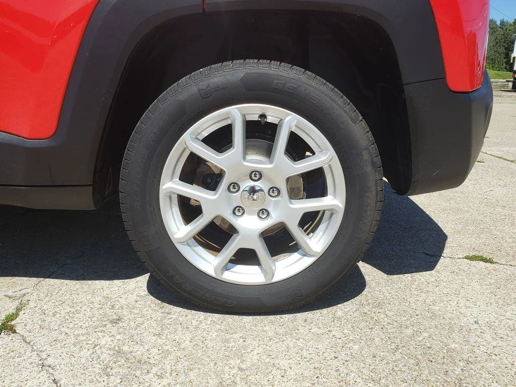 Used 2021 Colorado Red Clearcoat Jeep Latitude image 10