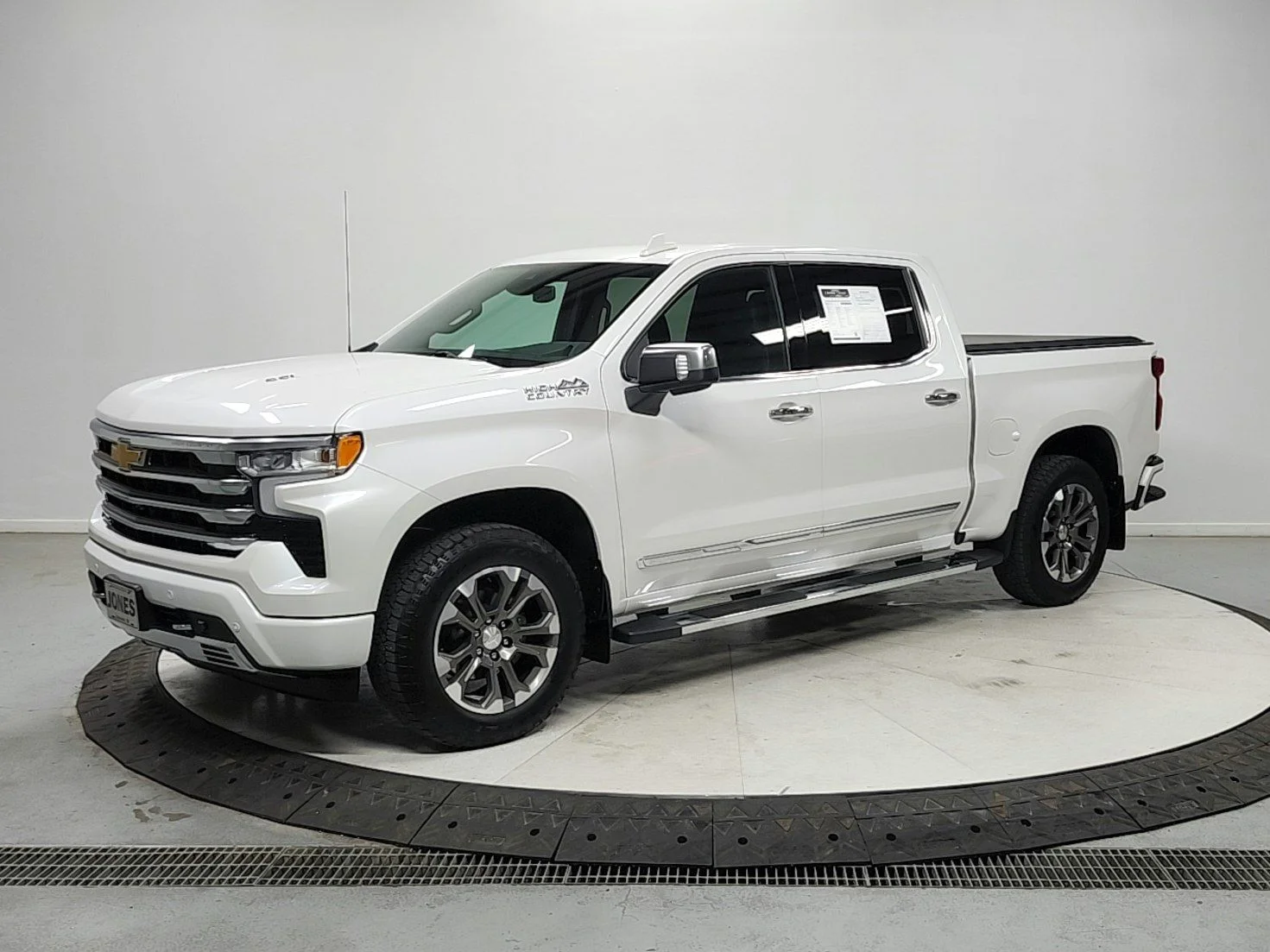 Used 2024 Iridescent Pearl Tricoat Chevrolet High Country image 3