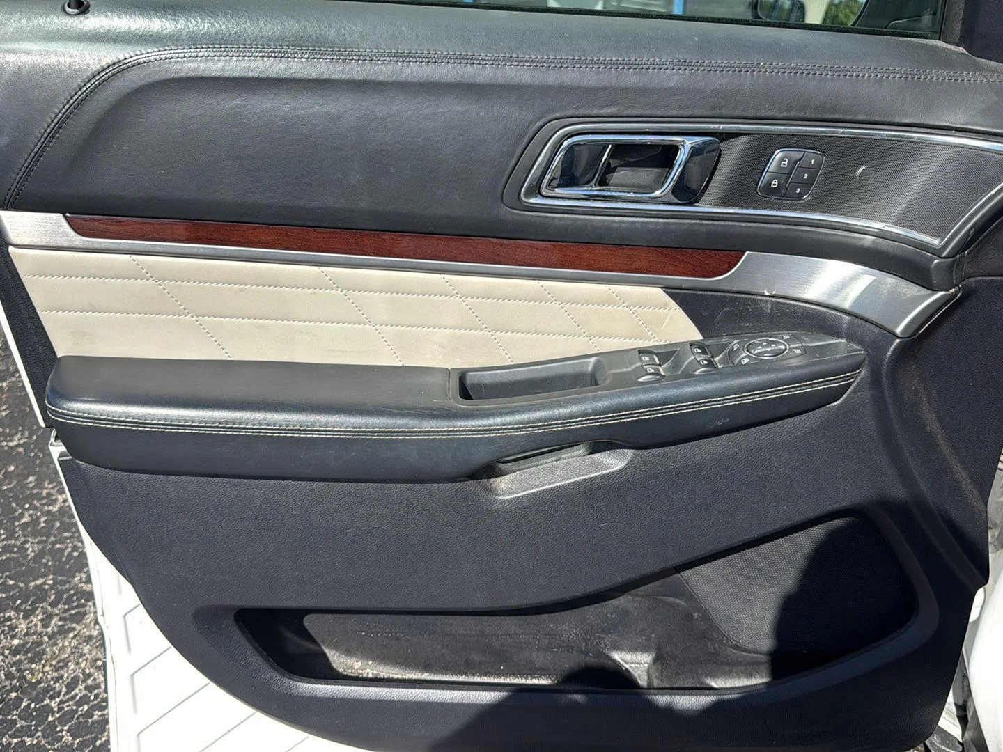 Used 2019 White Platinum Tri-Coat Metallic Ford Platinum image 15