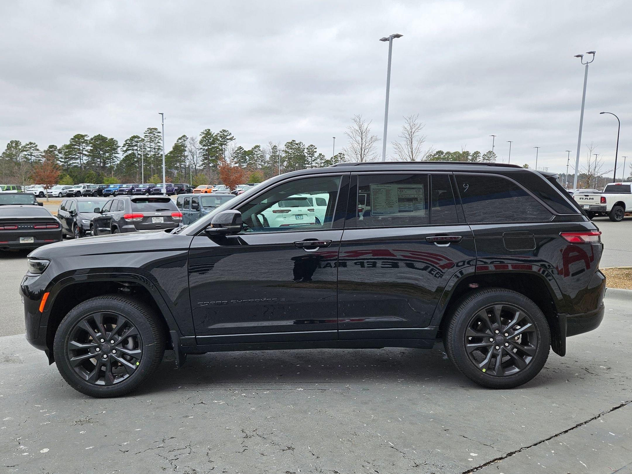 New 2026 Diamond Black Crystal Pearlcoat Jeep Limited Reserve image 4