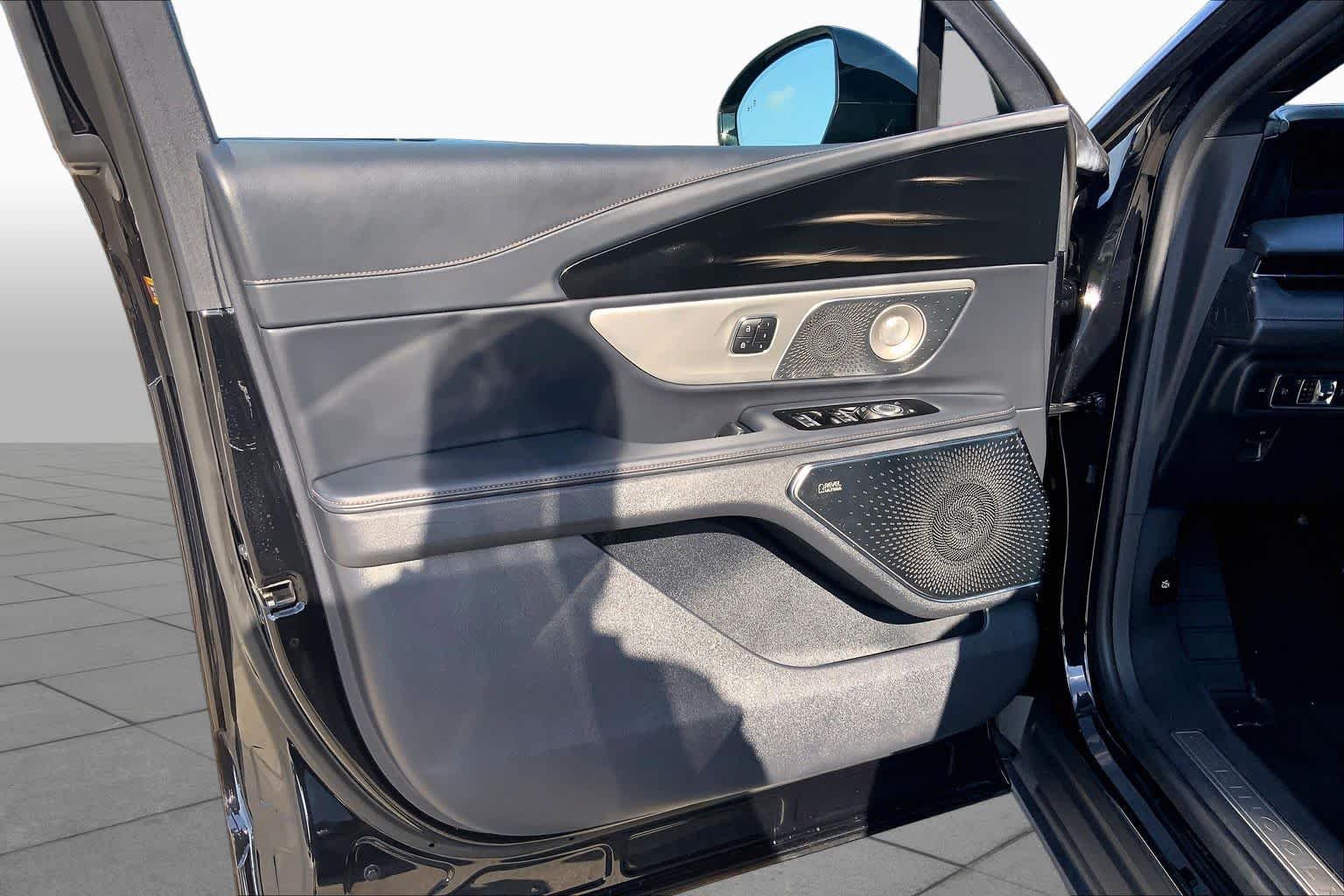 Used 2024 Infinite Black Metallic Clearcoat Lincoln Reserve image 22