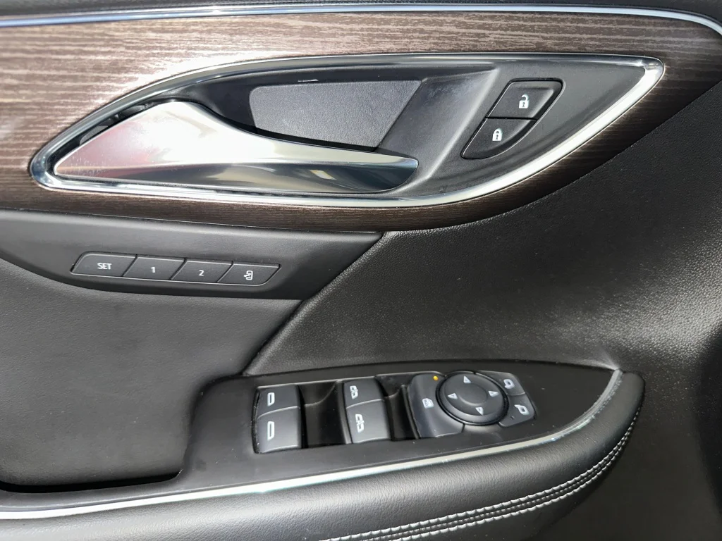 Used 2023 Ebony Twilight Metallic Buick Avenir image 9