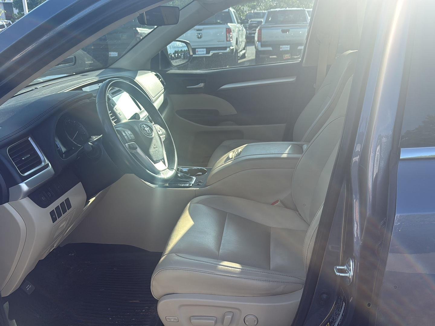 Used 2019 Shoreline Blue Pearl Toyota XLE image 11