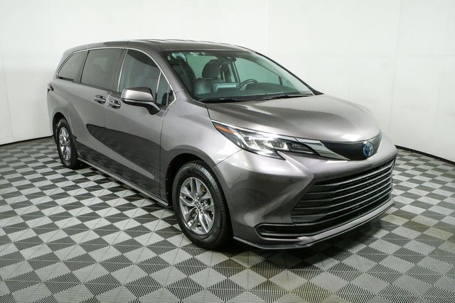 2022 Toyota Sienna LE 8-Passenger
