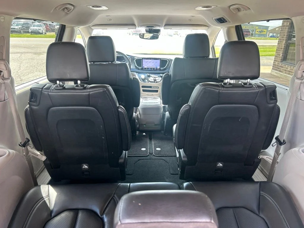 Used 2023 White Chrysler Touring L image 9