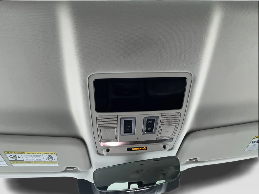 Used 2023 White Land Rover SE image 48