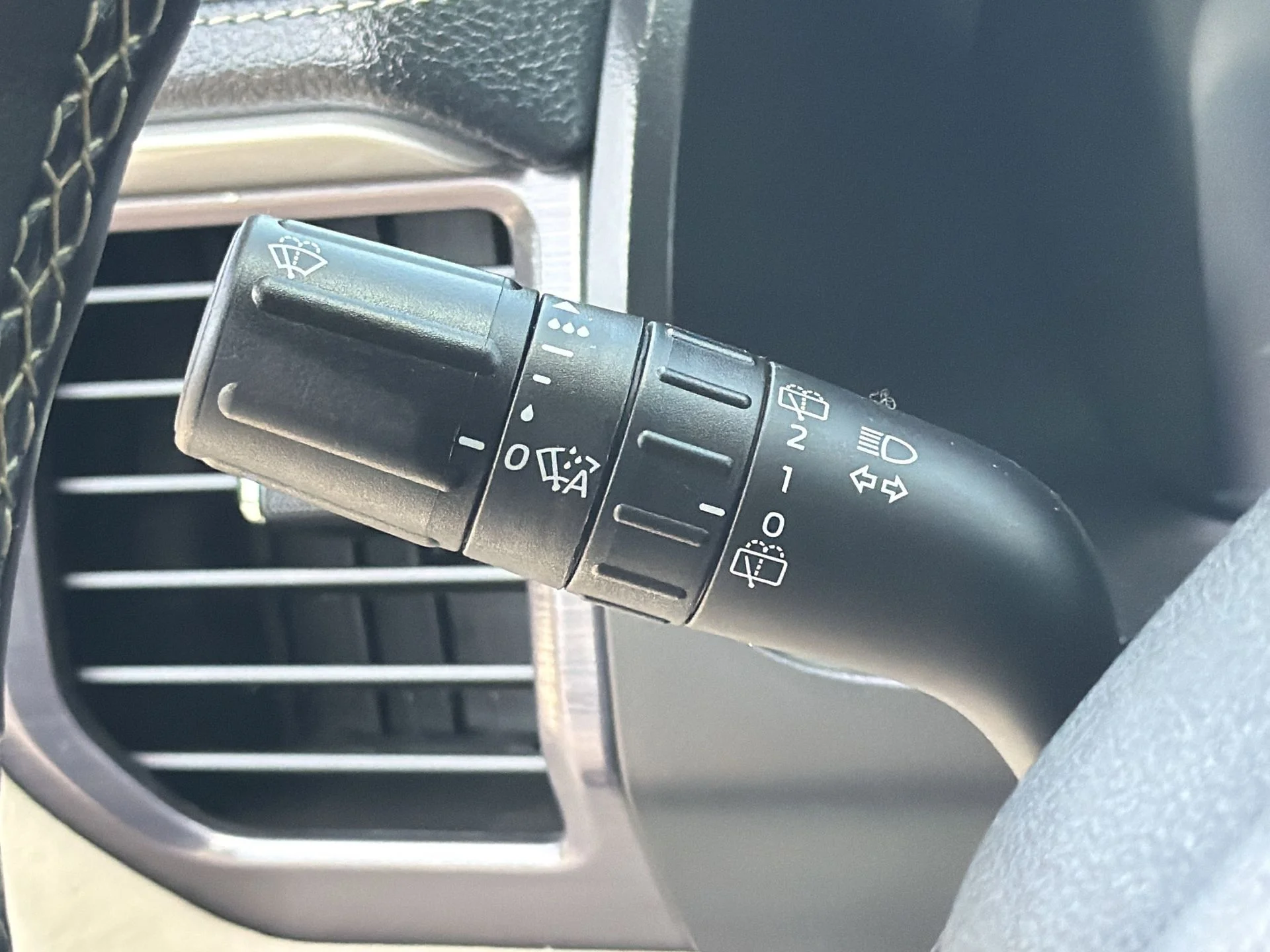 Used 2022 Black Metallic Ford Platinum image 30