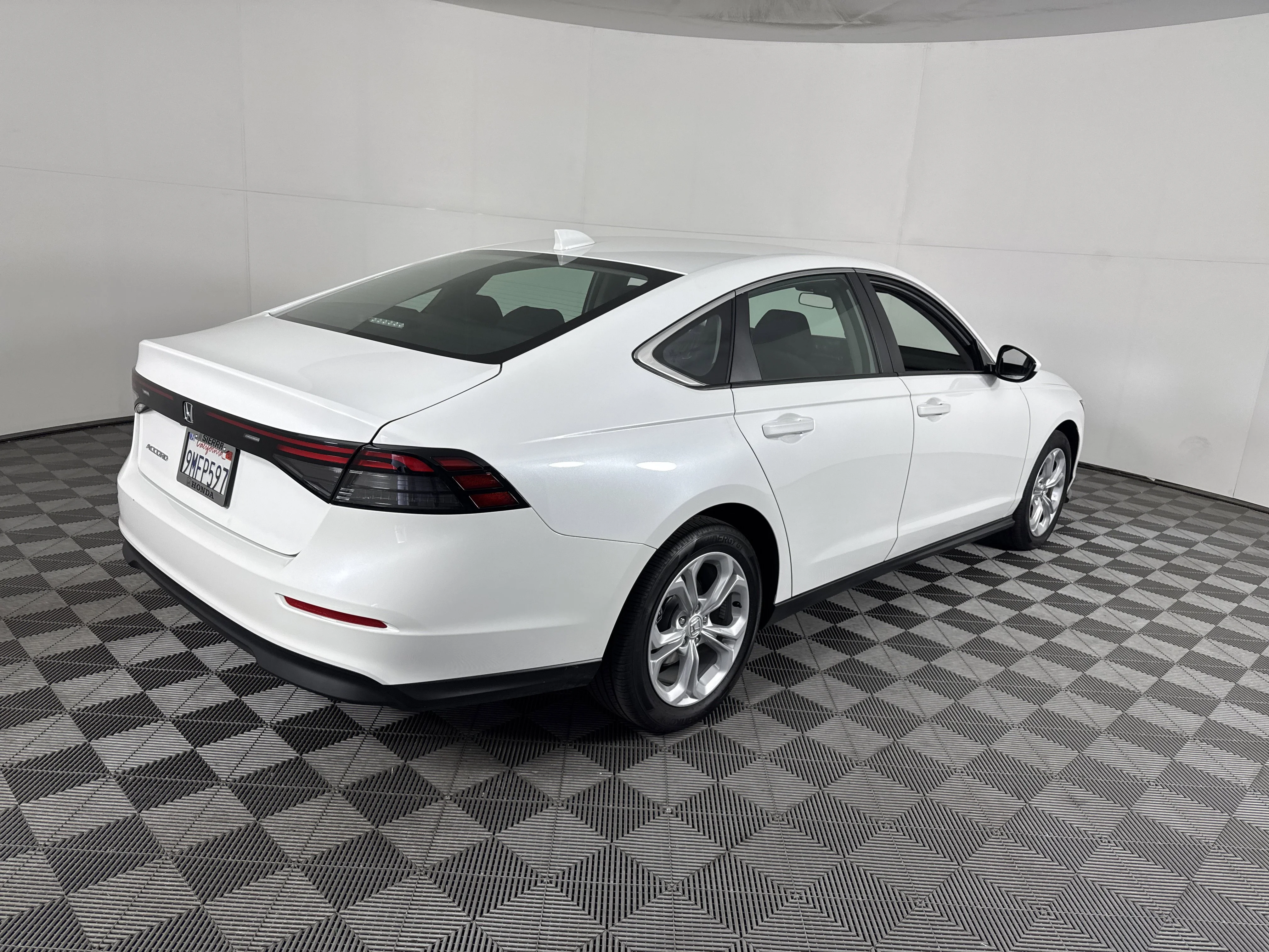 Used 2024 Platinum White Pearl Honda LX image 4