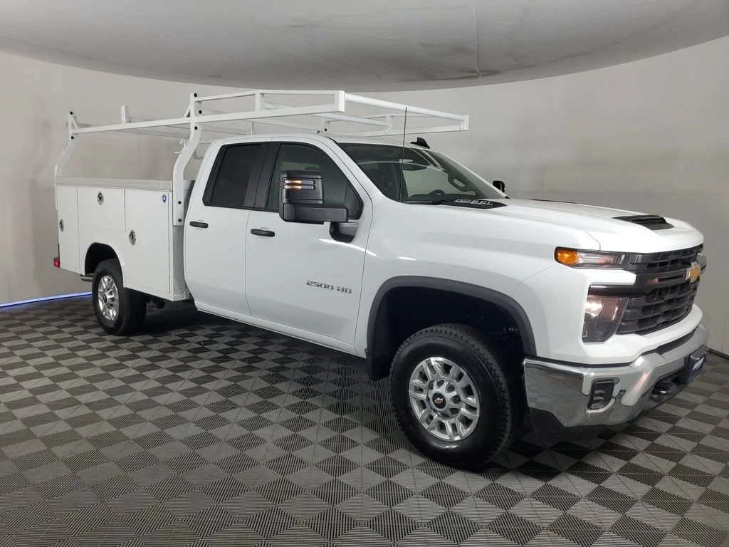 New 2026 Summit White Chevrolet WT image 3