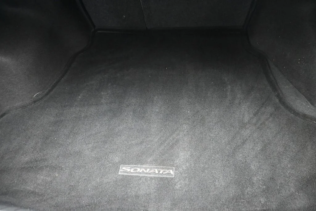 Used 2017 Black Hyundai SE image 11