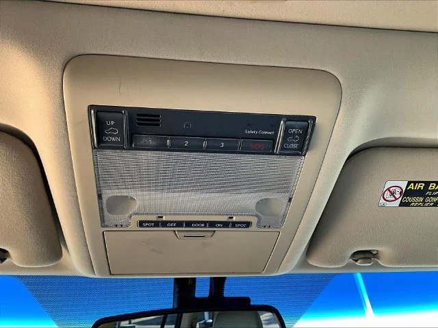 Used 2010  Lexus 570 image 19