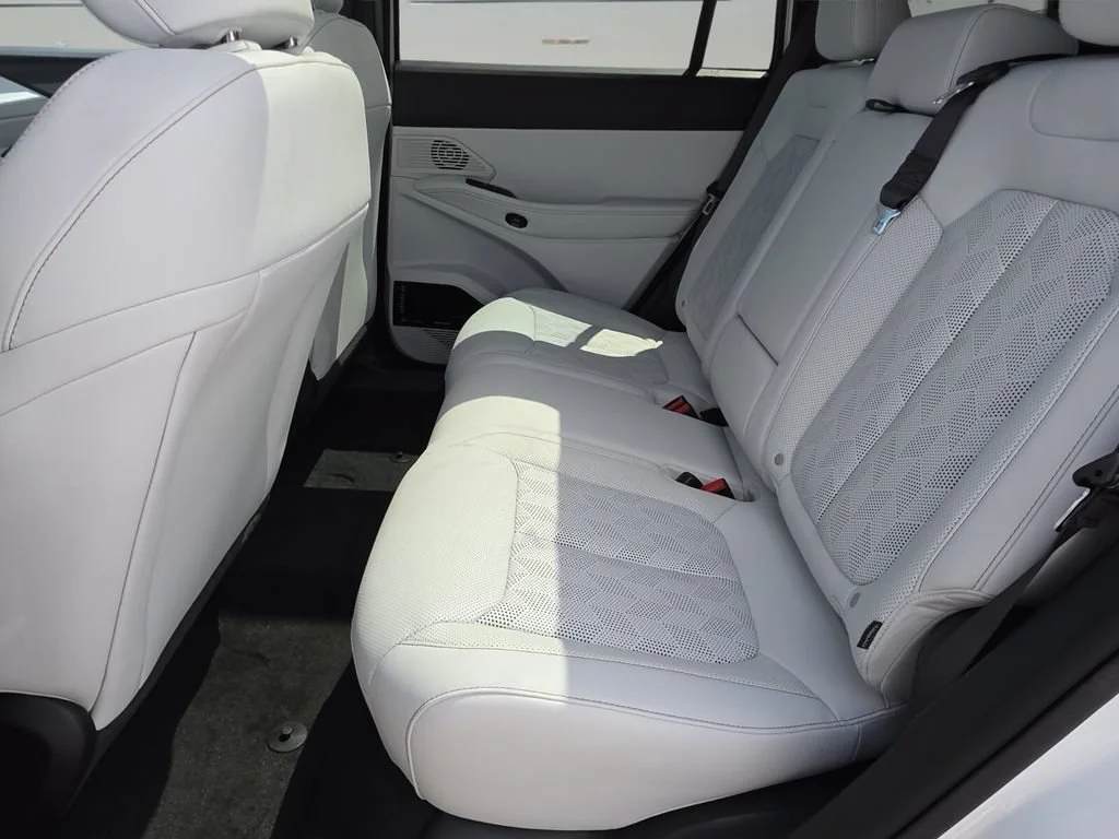 New 2026 Bright White Clear-Coat Exterior Paint Jeep Overland image 9