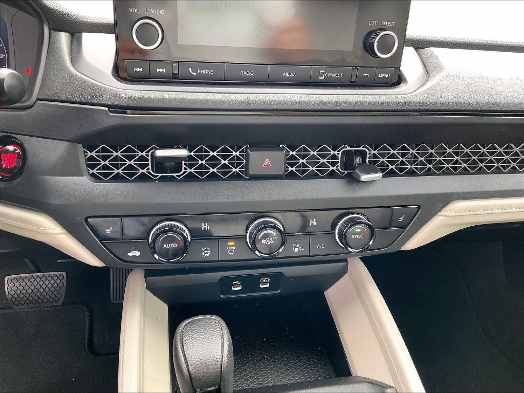 Used 2023 White Honda EX image 26