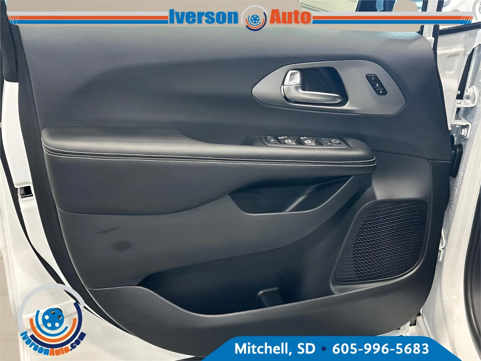 New 2027 Bright White Clear-Coat Exterior Paint Chrysler Select image 12