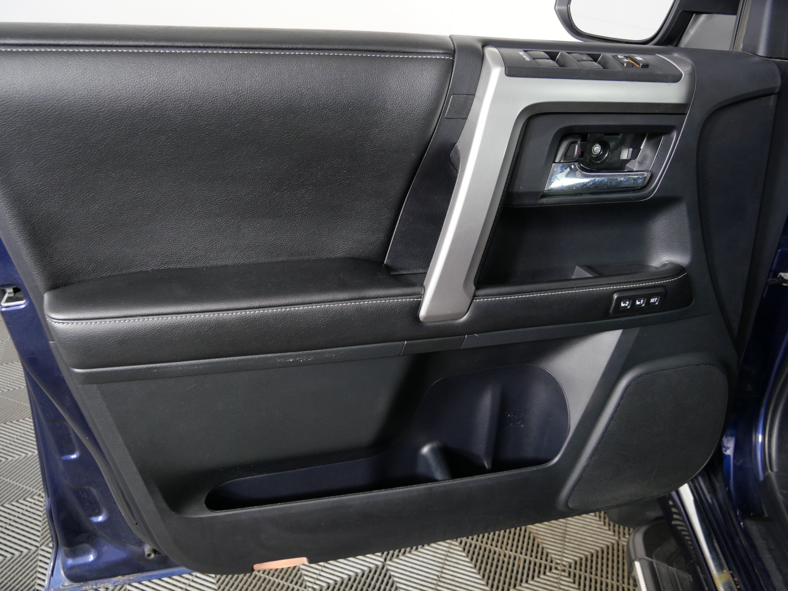Used 2015 Nautical Blue Pearl Toyota Limited image 22