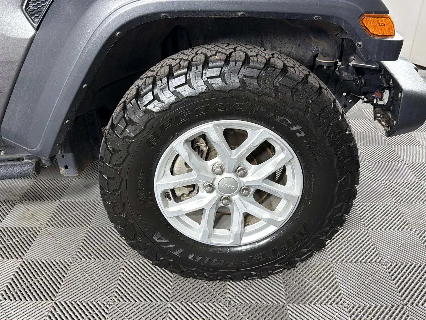 Used 2023 Granite Crystal Metallic Clearcoat Jeep Sport S image 14