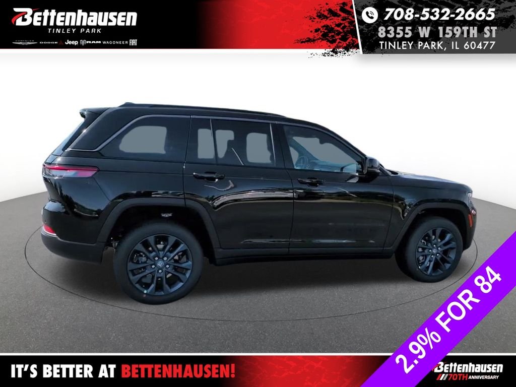 New 2026 Diamond Black Crystal Pearl-Coat Exterior Paint Jeep Limited image 4