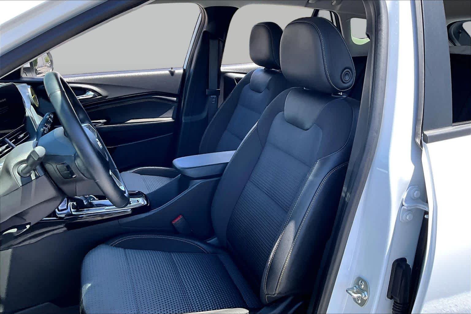 Used 2025 Summit White Chevrolet LT image 9