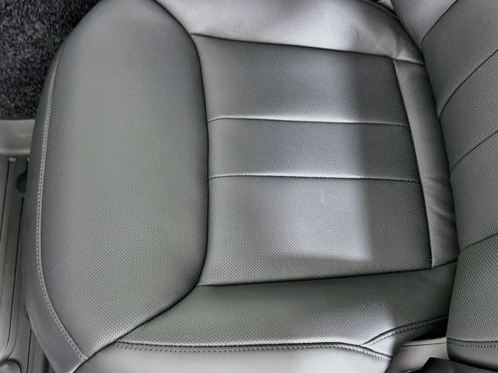 New 2027 Santorini Black Land Rover SE image 20