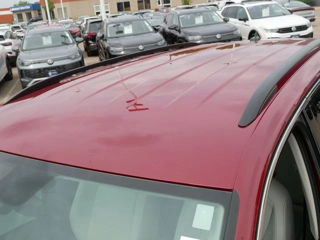 Used 2018 Cardinal Red Metallic Volkswagen 2.0T SE image 11