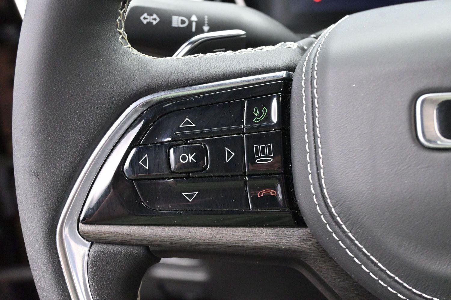 Used 2023 Diamond Black Crystal Pearlcoat Jeep Overland image 20