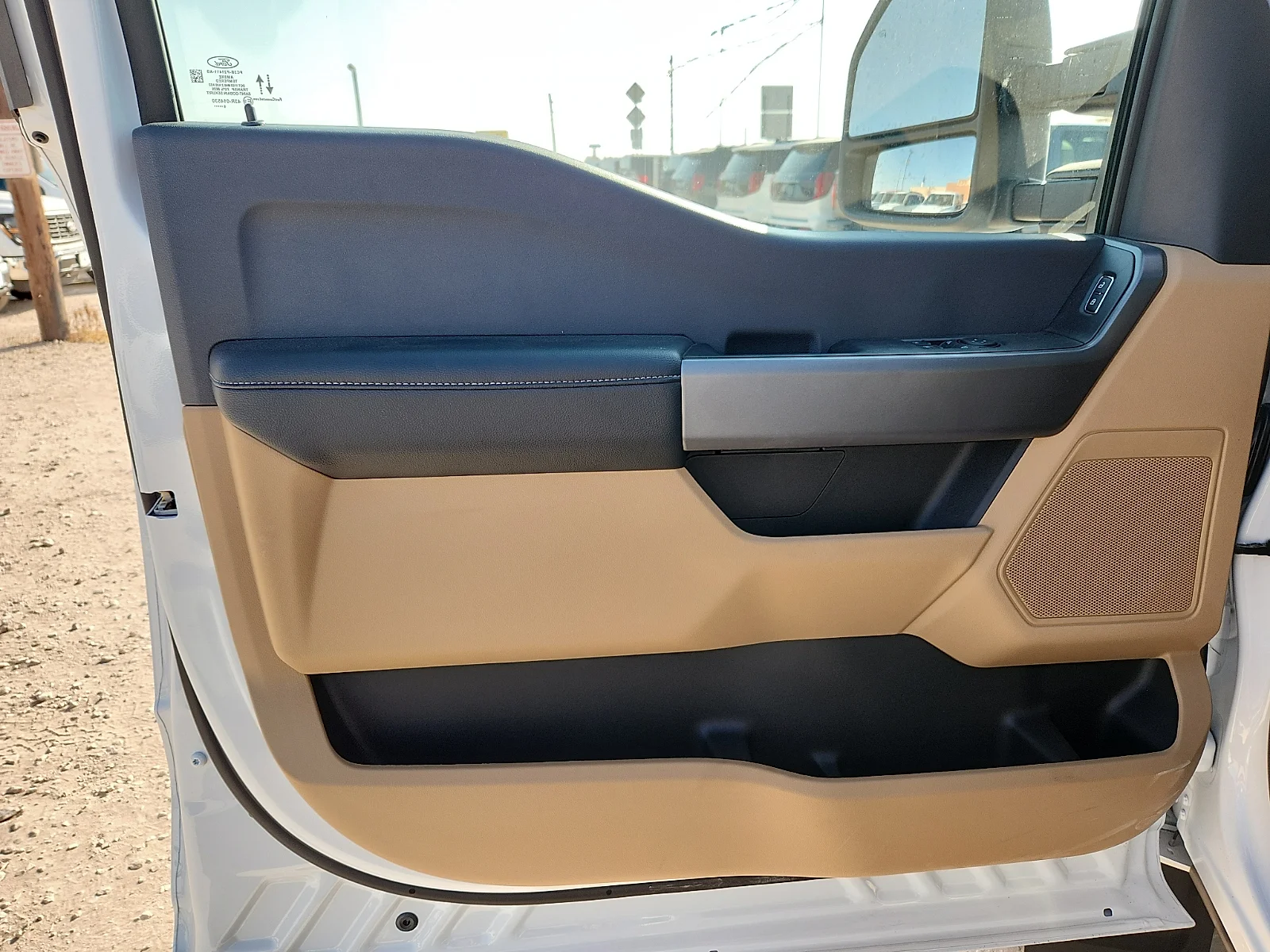 New 2027 Oxford White Ford XLT image 14