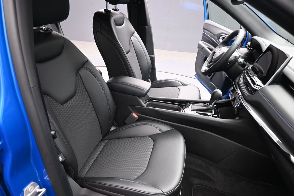 New 2026 Hydro Blue Pearlcoat Jeep Latitude image 27