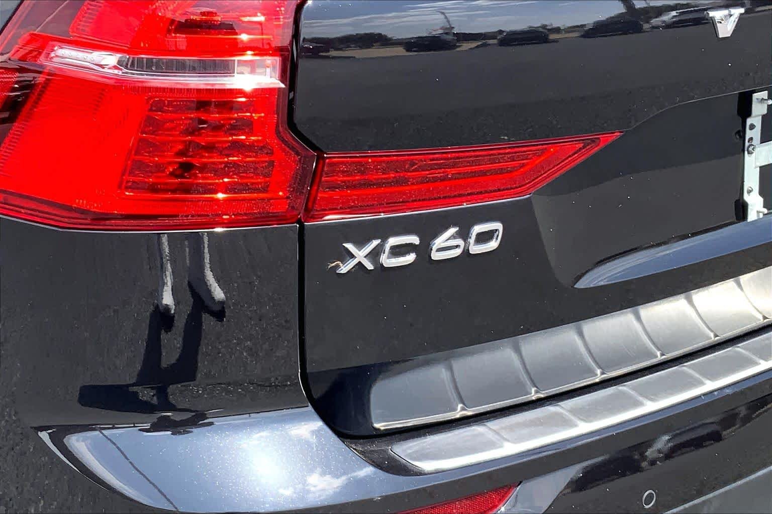 Used 2021 Onyx Black Metallic Volvo Momentum image 10