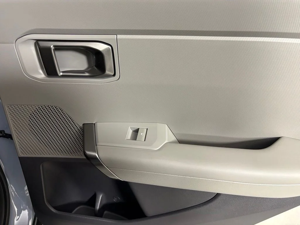 New 2027 Pale Gray Kia S image 15