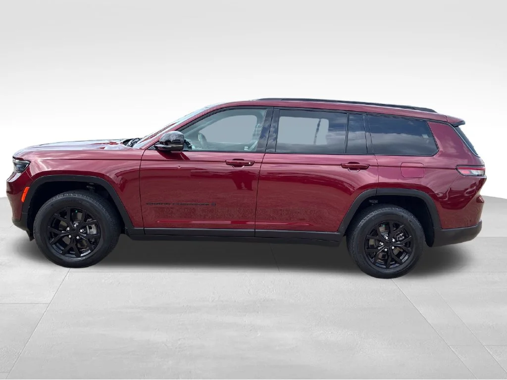 Used 2024 Red Jeep Altitude image 2