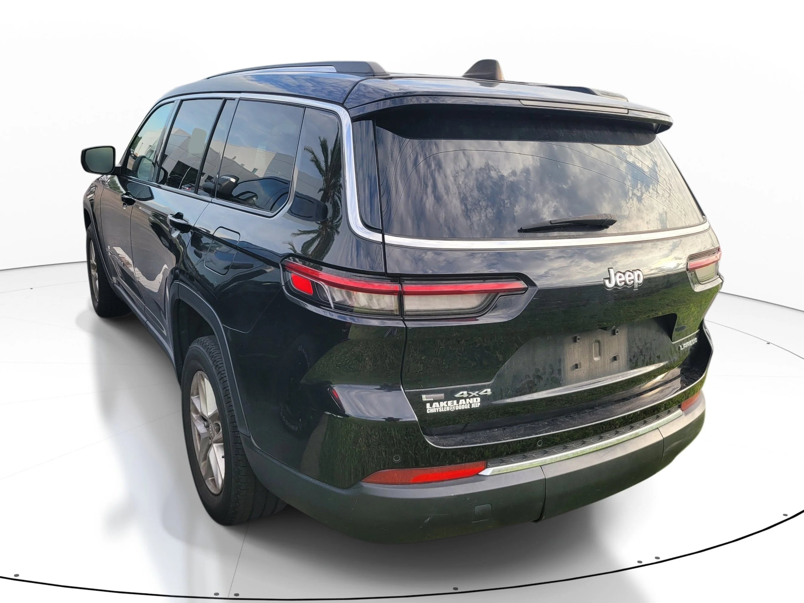 Used 2023 Diamond Black Crystal Pearlcoat Jeep Laredo image 6