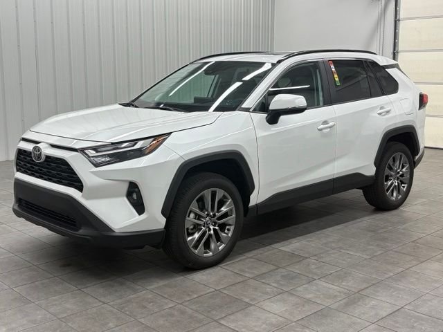 Used 2025 Beige Toyota XLE Premium image 5
