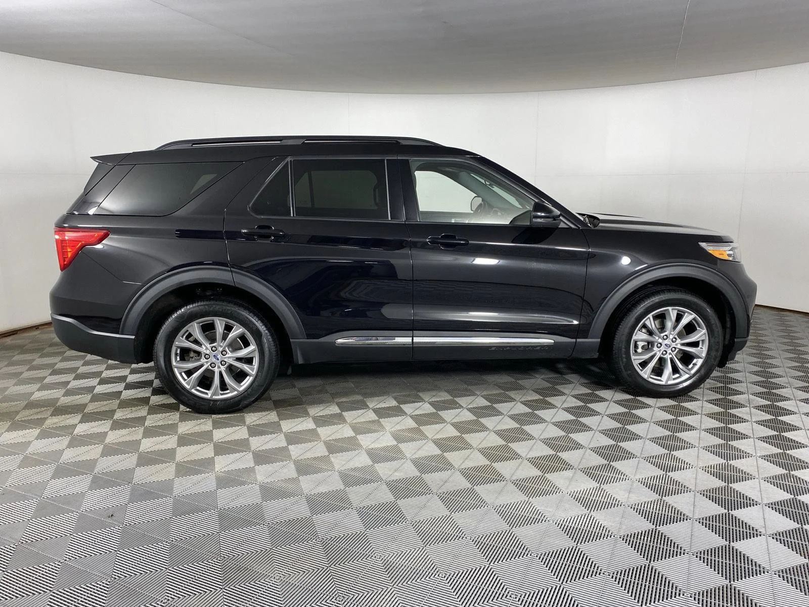 Used 2023 Agate Black Metallic Ford XLT image 11