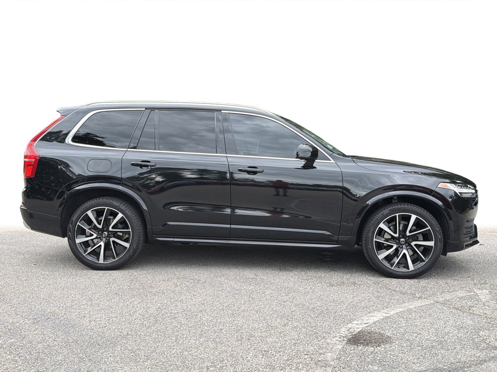 Used 2021 Onyx Black Metallic Volvo Momentum image 27