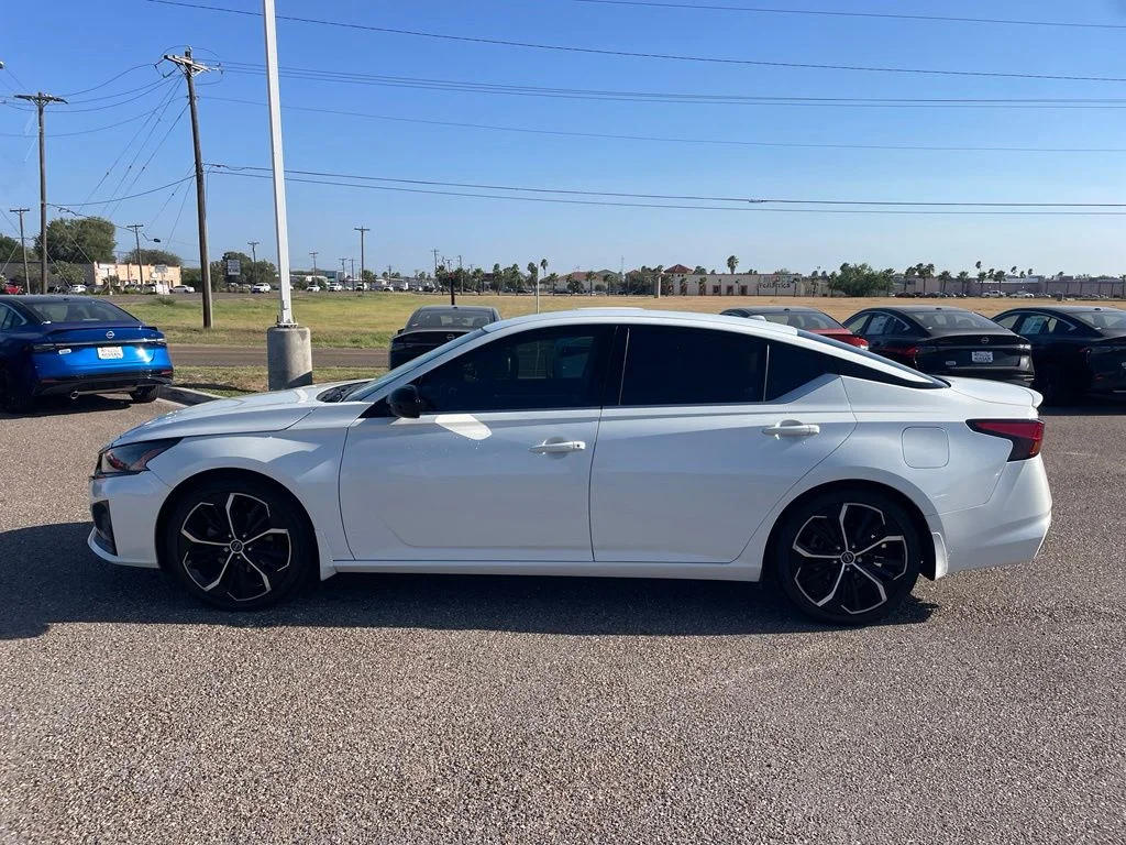 Used 2023 White Nissan 2.5 SR image 4