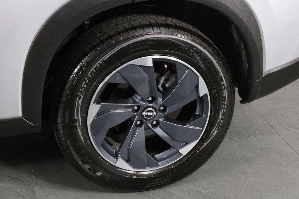 2024 Nissan Rogue SV - Photo 12