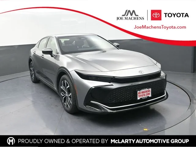 Used 2023  Toyota XLE image 1