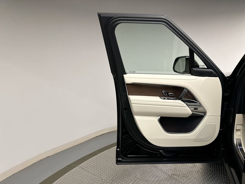 New 2027 Santorini Black Metallic Land Rover SE image 9
