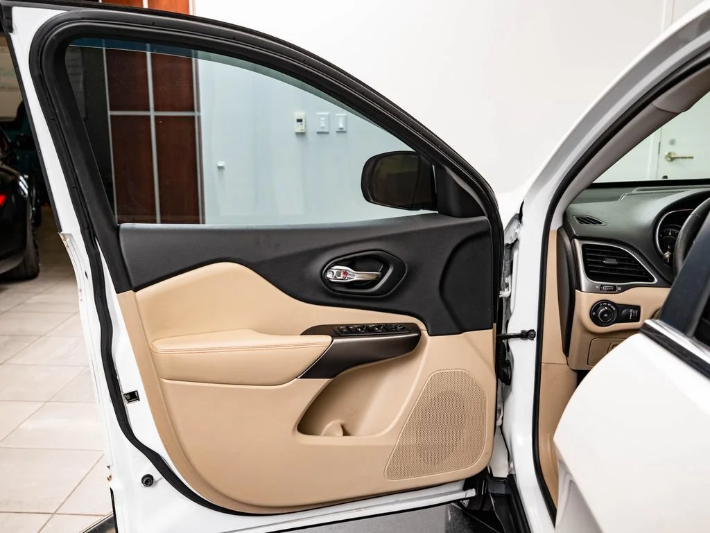 Used 2019 Bright White Clear Coat Jeep Latitude image 25