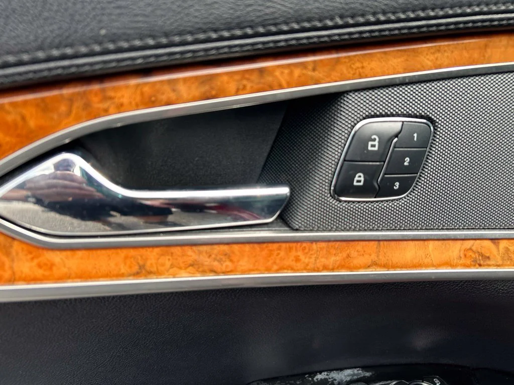 Used 2016 Red Lincoln Select image 13