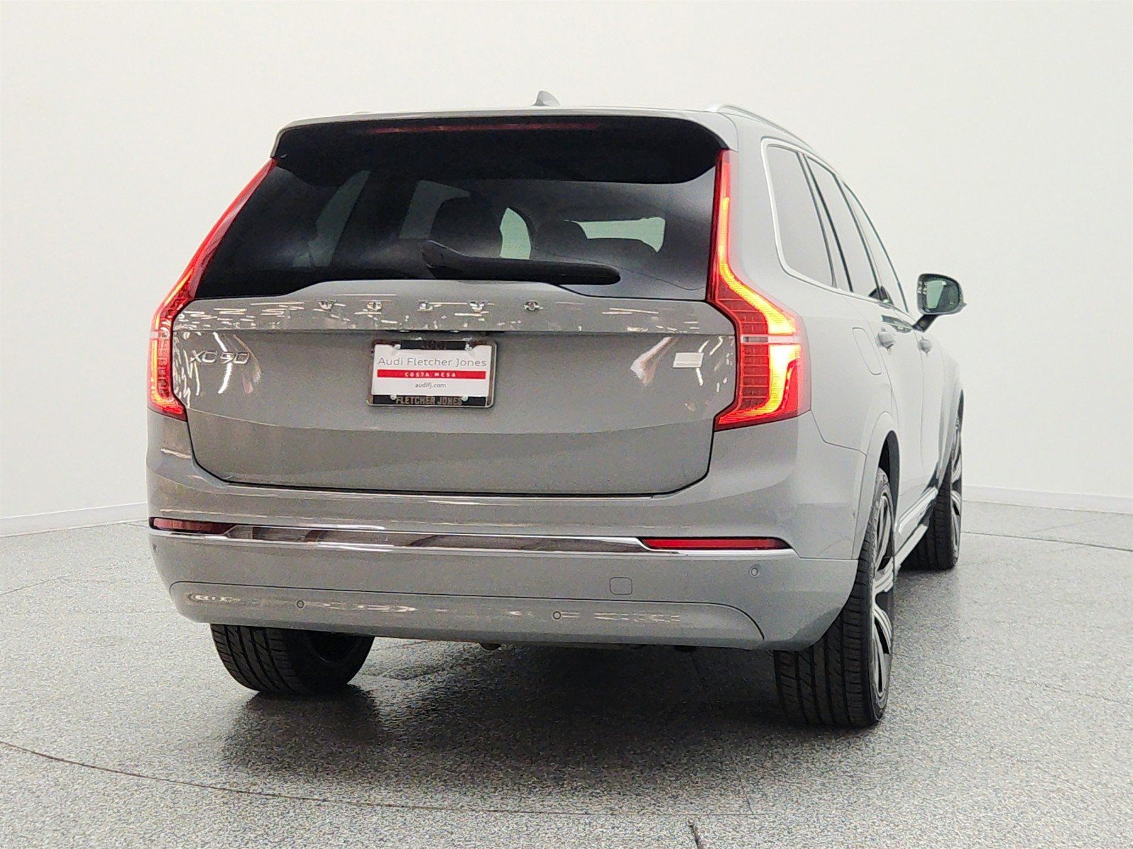 Used 2024 Vapour Grey Metallic Volvo T8 eAWD PHEV Plus 6P image 6